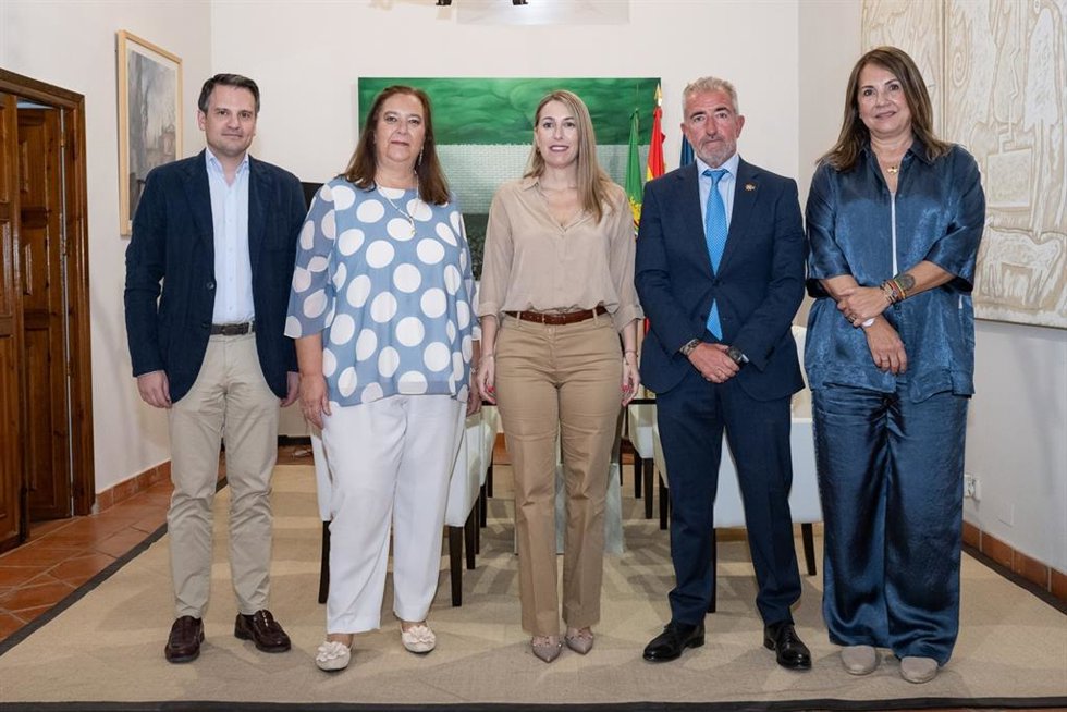 Reunión de miembros de la AVT con la presidenta de la Junta de Extremadura, María Guardiola, y el consejero de Presidencia, Interior y Diálogo Social, Abel Bautista