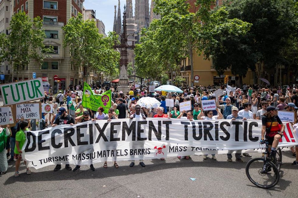 Decenas de personas durante una manifestación contra la masificación turística, a 15 de junio de 2025, en Barcelona.