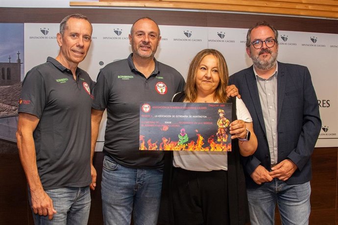 La Asociación de Bomberos Solidarios de Cáceres entrega a la Asociación de Huntington un cheque de 5.060 euros