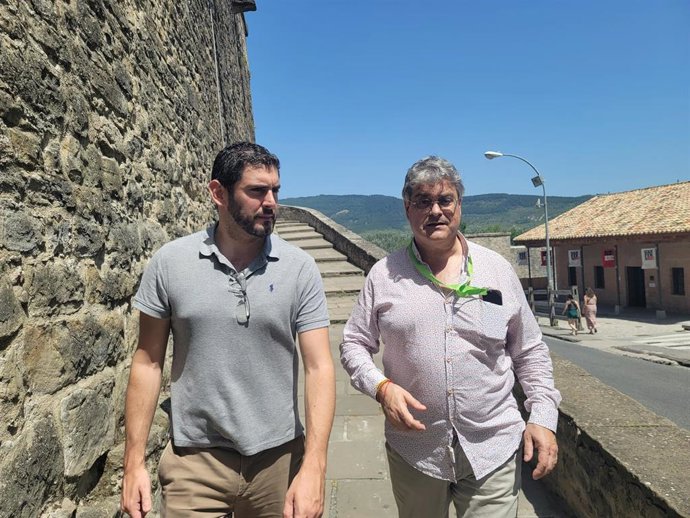 El portavoz de Vox en las Cortes de Aragón, Alejandro Nolasco, y el presidente del Comité Ejecutivo Provincial del partido en Navarra, José María García Elorz.