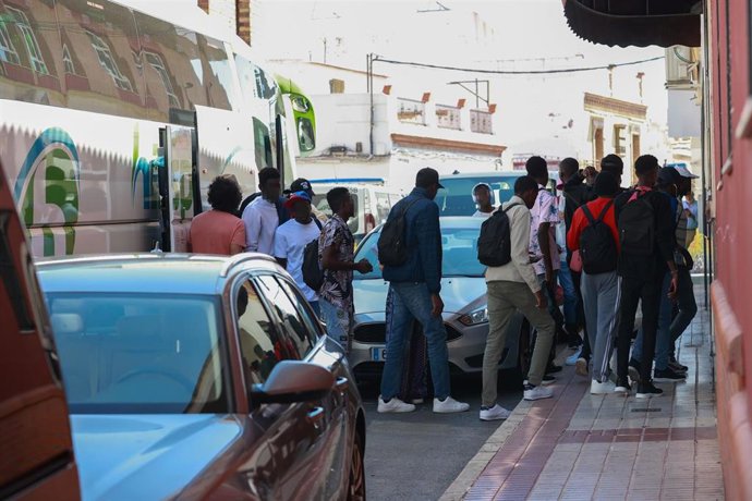 Archivo - Llegada de migrantes a un hotel de Alcalá de Guadaíra. A 9 de septiembre de 2024, en Alcalá de Guadaíra, Sevilla (Andalucía, España). 