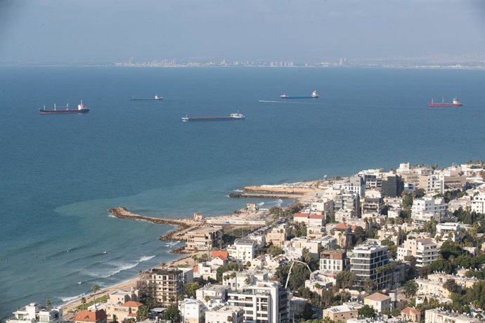 Archivo - HAIFA, Aug. 19, 2024 -- Esta foto tirada em 18 de agosto de 2024 mostra o Porto de Haifa em Haifa, no norte de Israel.   Com o aumento das tensões no Oriente Médio, Haifa, no norte de Israel, intensificou seus esforços de defesa civil.