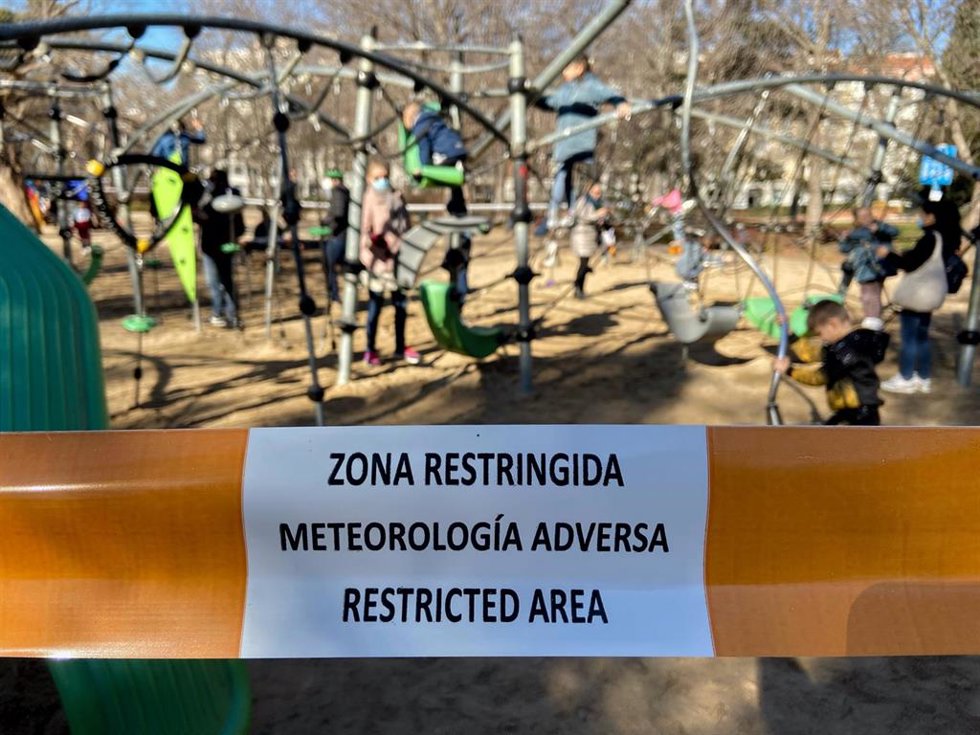 Archivo - Un parque infantil restringido al paso con una cinta tras activarse la alerta naranja por meteorología adversa, en el parque de El Retiro 