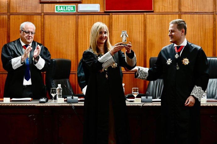 Isabel Perelló tras recibir la Toga de Plata, concedida por el Colegio de Procuradores de Jaén