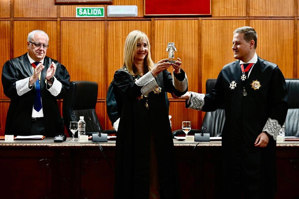 Isabel Perelló tras recibir la Toga de Plata, concedida por el Colegio de Procuradores de Jaén