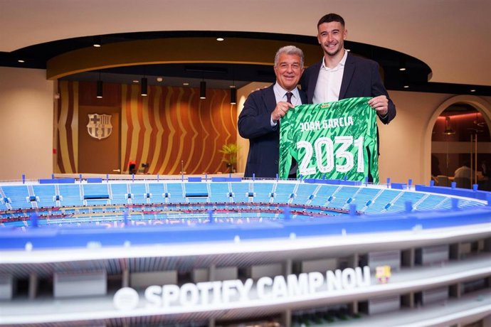 El portero Joan Garcia tras firmar su contrato con el FC Barcelona hasta 2031, en las oficinas del club