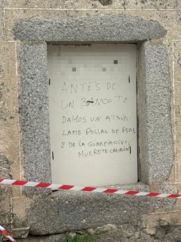 Pintada realizada en el entorno de la vivienda de un simpatizante del PSOE de Muñogalindo (Ávila).