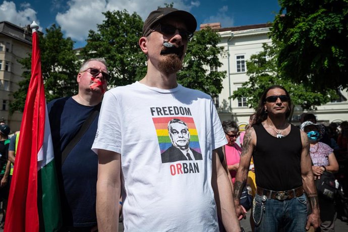 Una protesta en contra de las restricciones al colectivo LGTBI en Hungría
