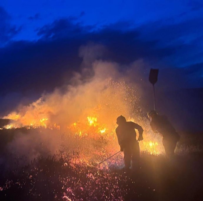 Archivo - Agenes del operativo contra incendios forestales en Cantabria