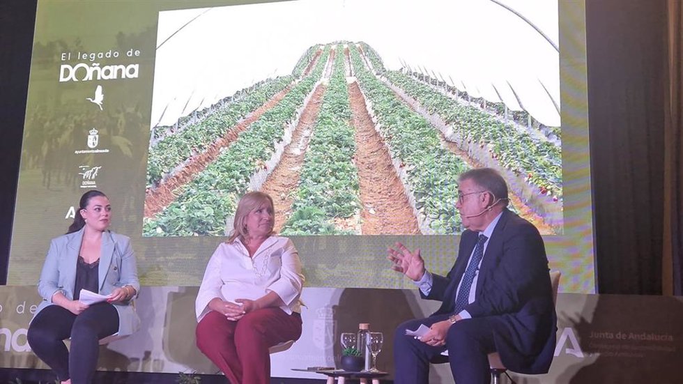La viceconsejera de Agricultura, Pesca, Agua y Desarrollo Rural, Consolación Vera (en el centro de la imagen), en la jornada celebrada este viernes sobre 'El legado de Doñana'.