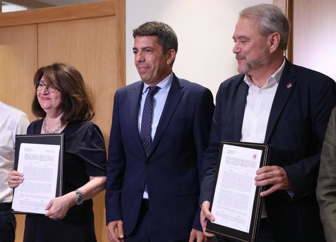 El 'president' de la Generalitat, Carlos Mazón, ha firmado un convenio de colaboración entre la Conselleria de Sanidad y las Universidades de Alicante y Miguel Hernández de Elche para compartir las prácticas de Medicina y Enfermería en los hospitales