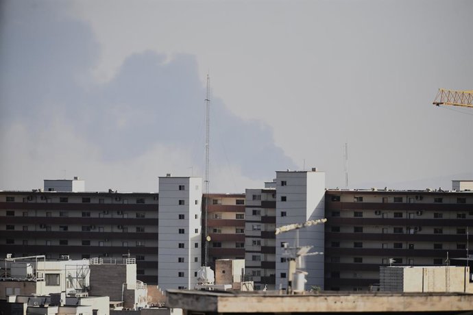 TEERÃ, 18 de junho de 2025 -- A fumaça aumenta após os ataques israelenses em Teerã, capital do Irã, em 17 de junho de 2025. O exército israelense disse que mais de 70 baterias de mísseis de defesa aérea iranianos e radares de detecção avançados foram des