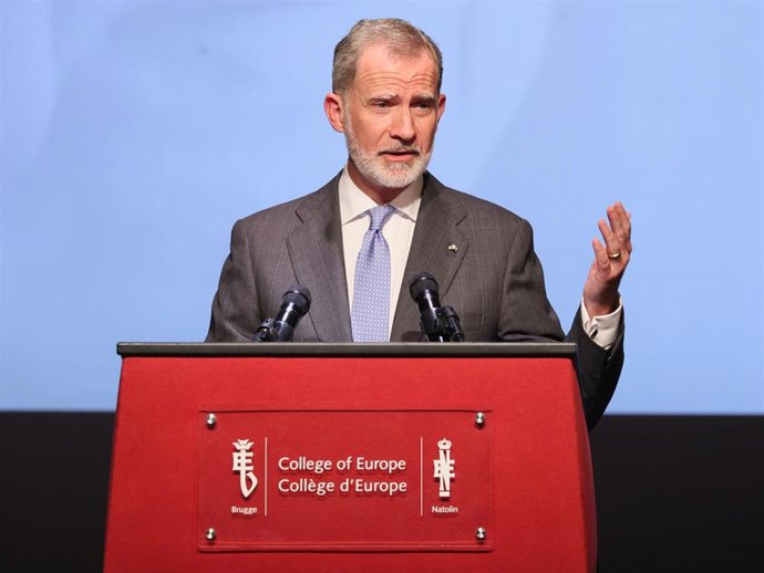 El Rey Felipe VI interviene durante el acto de clausura del Curso académico 2024/2025 del Colegio de Europa, en el Teatro Municipal de Brujas, a 20 de junio de 2025, en Brujas (Bélgica). 