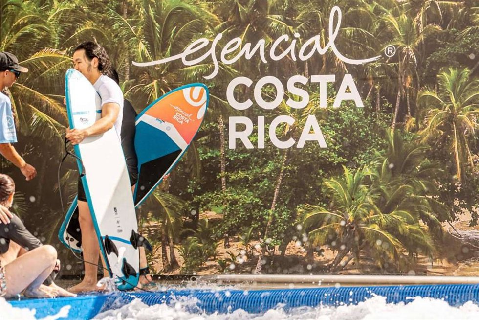 Esencial Costa Rica y Honna Surf Hub lanzan Surfing The Pura Vida por los océanos
