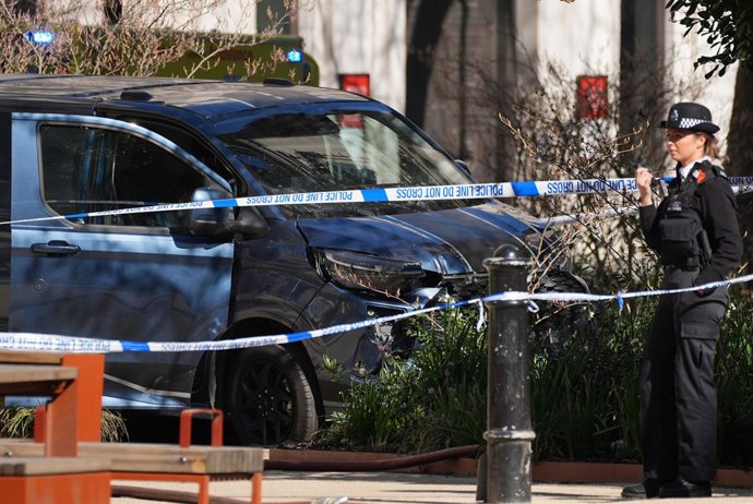 Archivo - 18 March 2025, United Kingdom, London: Police set up a cordon around the scene of an incident involving a van on The Strand in central London. Photo: Yui Mok/PA Wire/dpa