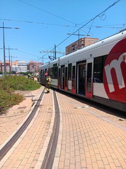 Un tranvía de Metrovalencia se engancha con la catenaria