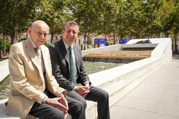 Los presidentes de la Diputación, Javier Fernández (d), y del Ateneo, Emilio A. Boja (i), junto a la fuente de Los Poetas, monumento a la Generación del 27, en la Puerta Jerez.