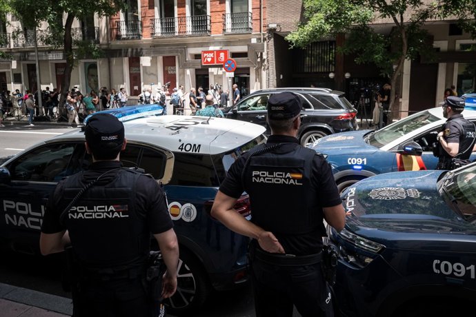Agentes de Policía Nacional frente a la sede del PSOE de la calle Ferraz, a 20 de junio de 2025, en Madrid (España).
