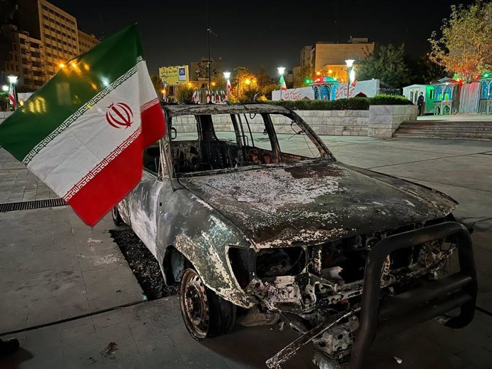 19 de junho de 2025, Teerã, Irã: Uma ambulância do Crescente Vermelho Iraniano, que foi atingida durante um ataque israelense em 16 de junho na província do Azerbaijão Ocidental, está atualmente em exibição na Praça Haft-e Tir, em Teerã. Esse incidente re