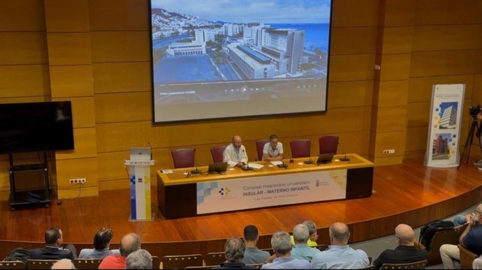 El viceconsejero de Sanidad del Gobierno de Canarias y director del Servicio Canario de la Salud (SCS), Carlos Díaz, y el director gerente del Complejo Hospitalario Universitario Insular-Materno Infantil, José Blanco
