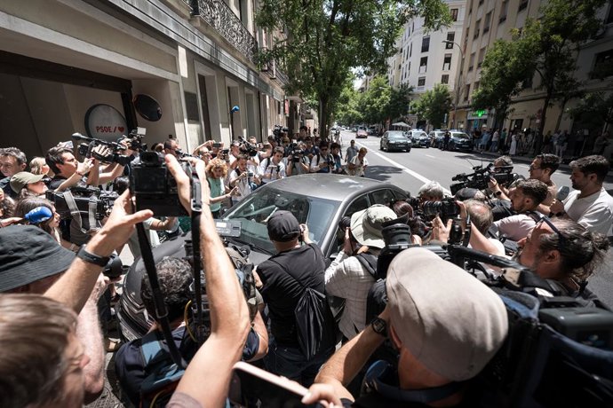 Agentes da UCO saem em um veículo da sede do PSOE na rua Ferraz, em 20 de junho de 2025, em Madri (Espanha). Agentes da Unidade Operacional Central (UCO) da Guardia Civil foram para a sede nacional do PSOE, na rua Ferraz, em Madri, Espanha, em 20 de junho