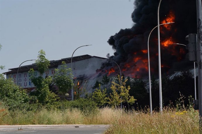 Efectivos de emergencias tratan de apagar el fuego durante un incendio en la fábrica de LEA