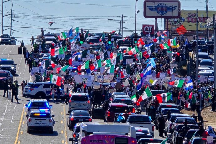 Archivo - 02 February 2025, US, Atlanta: Hundreds gather for the anti ICE and Deportation protest in Atlanta, Georgia Saturday at the Fiesta Plaza on Buford HWY. Photo: Christopher Oquendo/ZUMA Press Wire/dpa