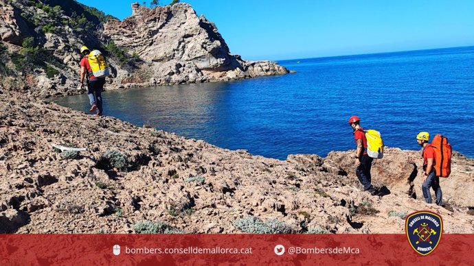 Efectivos de rescates en montaña de los Bomberos de Mallorca, en una zona de Banyalbufar.