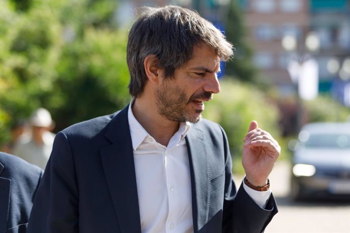 El ministre de Cultura i portaveu de Sumar, Ernest Urtasun, en el Parc Federico García Lorca de Granada