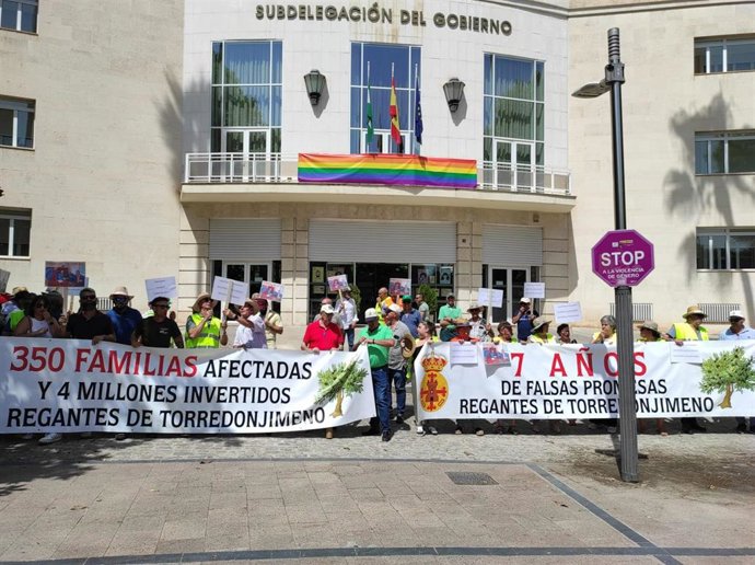 Protesta de agricultores de la Comunidad de Regantes de Torredonjimeno ante la Subdelegación del Gobierno