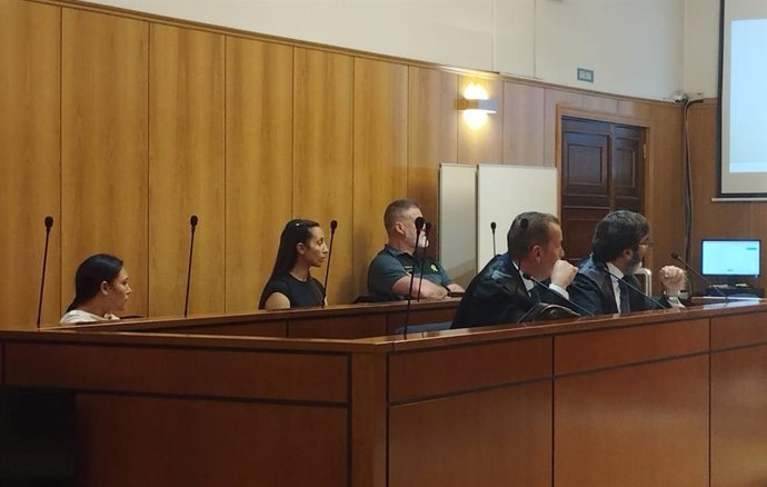 Las dos jóvenes acusadas comparten banquillo, asistidas por sus respectivos letrados, en la Audiencia de Valladolid.