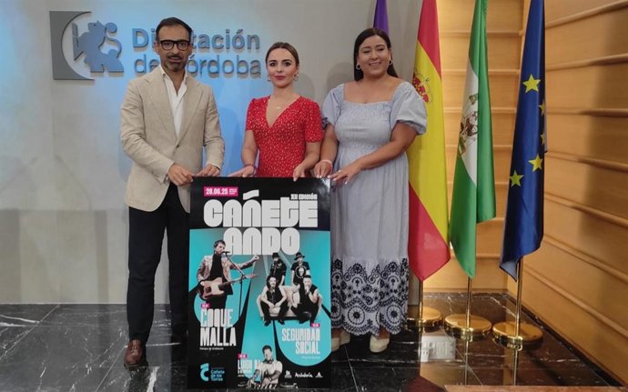 Narci Ruiz (centro), entre Félix Romero y Rocío Castilla, en la pesentación de Cañeteando.