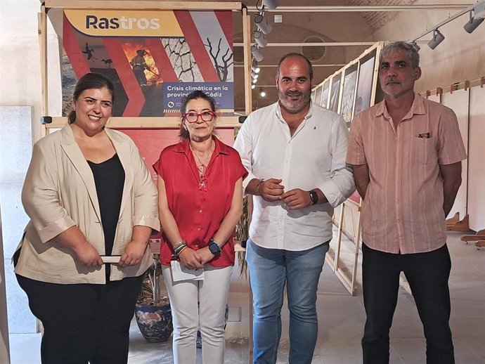 La alcaldesa de Conil, Inmaculada Sánchez, y la responsable de Cooperación Internacional, Participación Ciudadana y Consumo de la Diputación de Cádiz, Ana Moreno, en una exposición sobre cambio climático