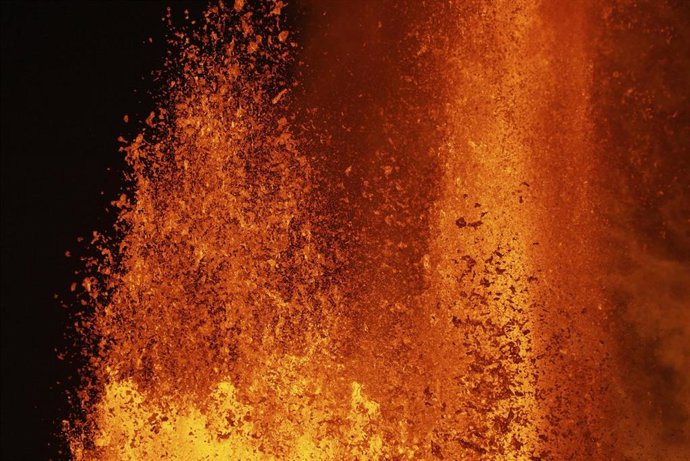 Una fuente de lava sale del volcán Kilauea, en Hawái, durante una erupción en mayo