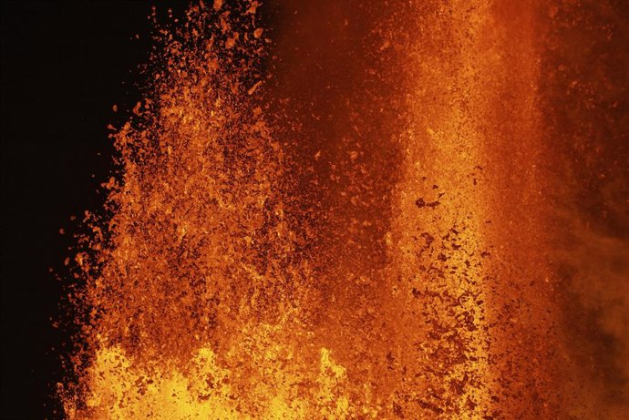 25 de maio de 2025, Kilauea, Havaí, Estados Unidos da América: Vista de perto das fontes de lava explodindo da abertura norte, à direita, e da abertura sul, à esquerda, durante o Episódio 23 no cume do Kīlauea, dentro do Parque Nacional dos Vulcões do Hav