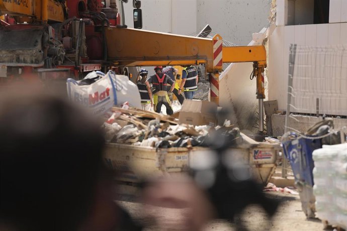 Efectivos de emergencias en la zona del accidente donde ha fallecido una persona al desplomarse una nave en construcción