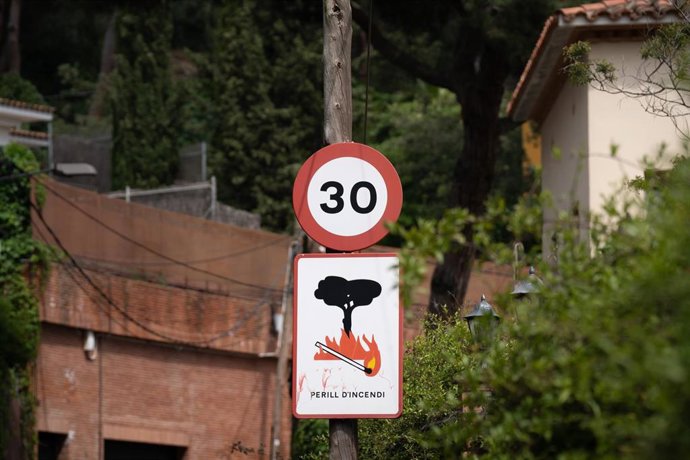 Archivo - Un cartel anuncia peligro de incendio, en el Parc Natural de la Serra de Collserola (Barcelona).
