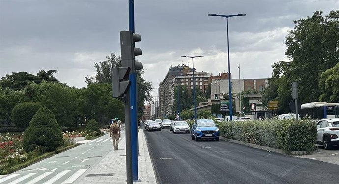 El paseo de Isabel la Católica en Valladolid este viernes, con los dos carriles de circulación abiertos en dirección al paseo de Zorrilla.