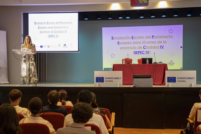Sara Alguacil interviene en el ejercicio de simulación del Parlamento Europeo en el que han participado jóvenes de la provincia.