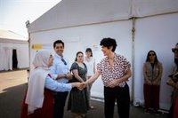 Saiz visita el centro de acogida de migrantes de Carabanchel, un "ejemplo muy claro" del respeto a los DDHH