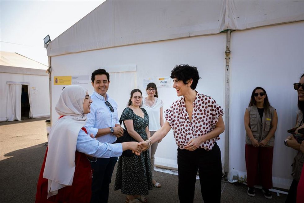 La ministra Elma Saiz en su visita al CAED de Carabanchel.