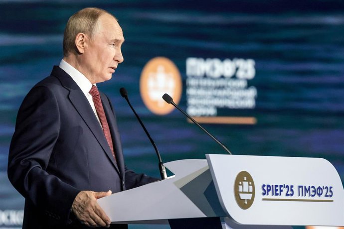 RÚSSIA, SÃO PETERSBURGO - 20 DE JUNHO DE 2025: O presidente da Rússia, Vladimir Putin, discursa na sessão plenária no Salão de Congressos no terceiro dia do 28º Fórum Econômico Internacional de São Petersburgo (SPIEF) no Centro de Convenções e Exposições 