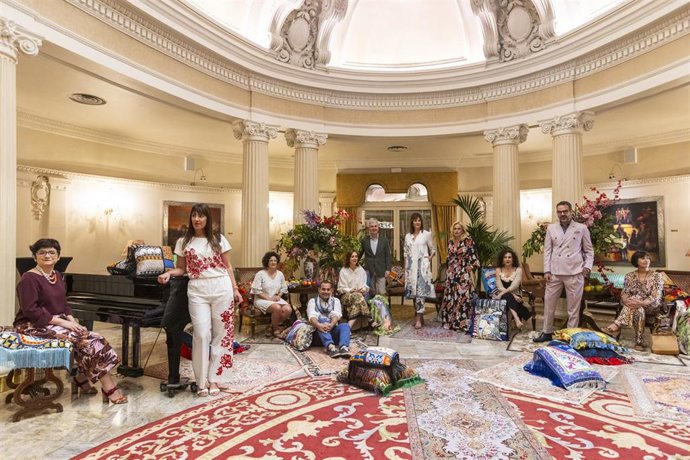 Embajadores de la moda de  Bilbao posan en el hotel Carlton