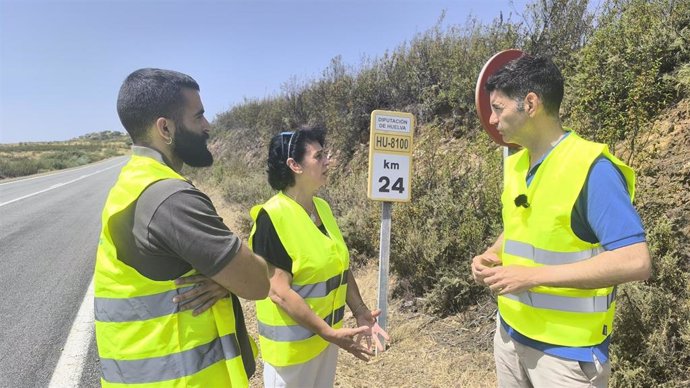 El vicepresidente de Infraestructuras, Carreteras y Caminos de la Diputación de Huelva, Manuel Cayuela, en su visita a la carretera H-8100.