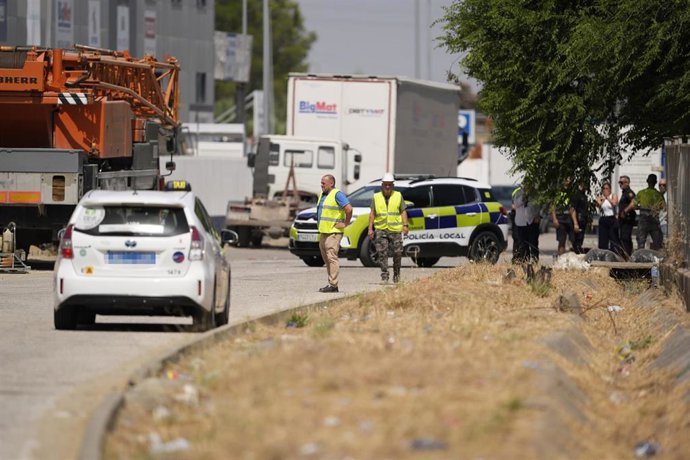Efectivos de emergencias inspeccionan la nave en construcción desplomada donde ha fallecido una persona