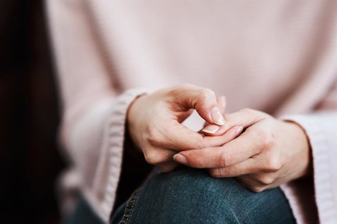 Archivo - Imagen de las manos de una mujer.