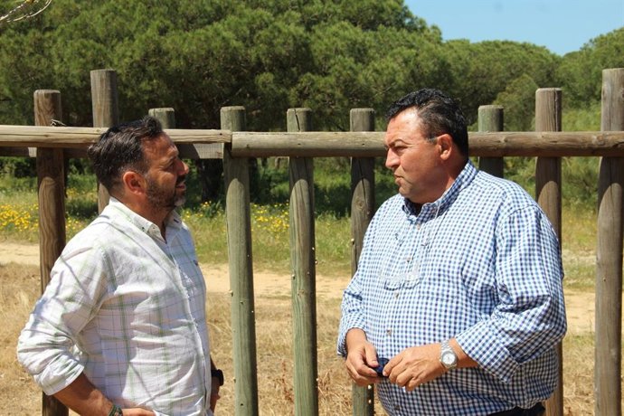 El diputado provincial de Vox, Miguel Ángel Sánchez, junto al portavoz del partido en el Ayuntamiento de Almonte, José Joaquín de la Torre.