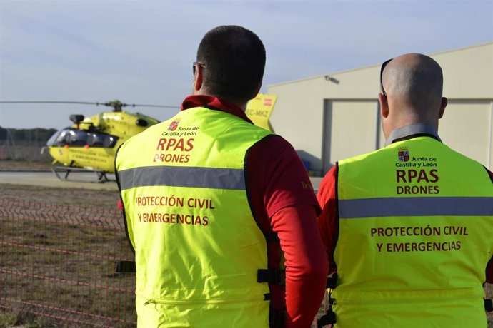 Miembros de la Unidad de Drontes de la Agencia de Protección Civil.