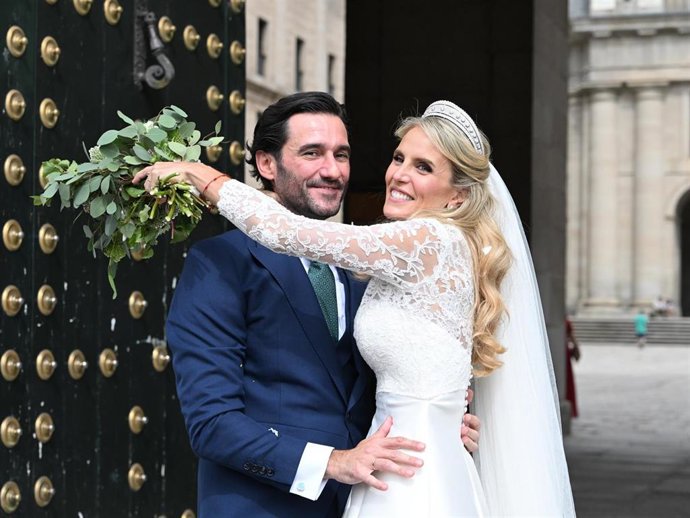 Angie Rigueiro y Nacho Cerrillo salen de  la Basílica del Escorial tras darse el "sí quiero" , a 20 de junio de 2025, en El Escorial, Madrid (España).