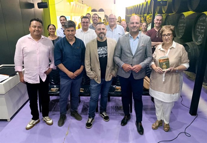 Autoridades y empresarios asistentes a la presentación del 'Road Trip en autocaravana por la Ruta del Vino Montilla-Moriles una aventura familiar de fin de semana'.